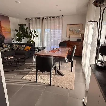 Spacious And Quiet, Air Conditioning, Parking, High Floor Antibes